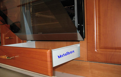 Металбокс под плитой